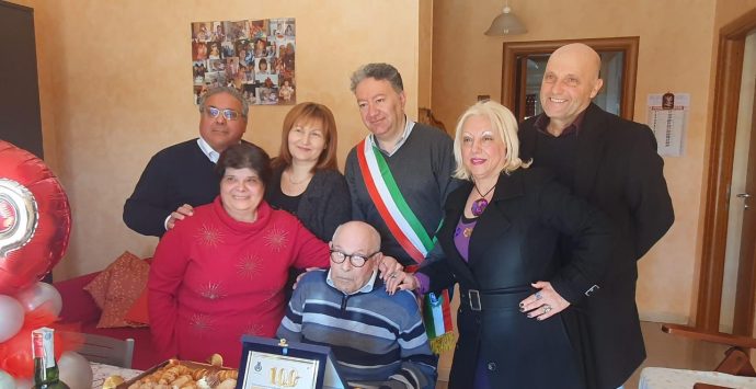 Buon compleanno al nonnino Domenico Spanò che compie 100 anni