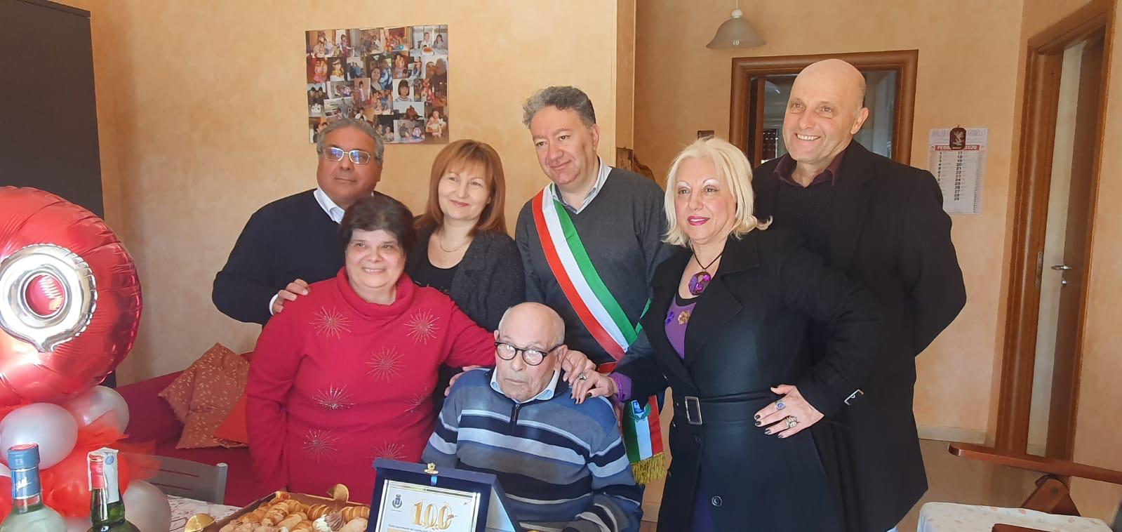 Buon compleanno al nonnino Domenico Spanò che compie 100 anni