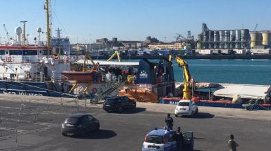 La Sea Watch entra nel porto di Messina. Immigrati in quarantena