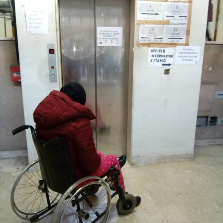 Asl di via Willermin: ascensore fuori uso, piani superiori inaccessibili ai disabili