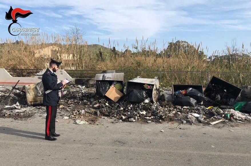 Piromane sorpreso a bruciare rifiuti. Denunciato dai carabinieri