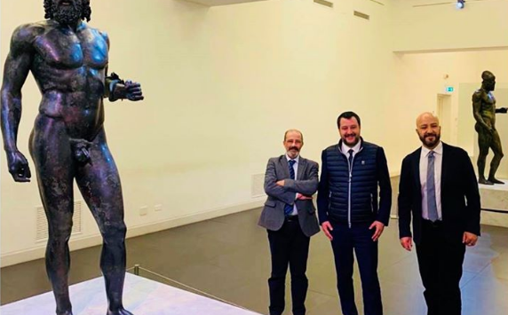 Salvini al museo, estasiato di fronte alla bellezza dei Bronzi di Riace