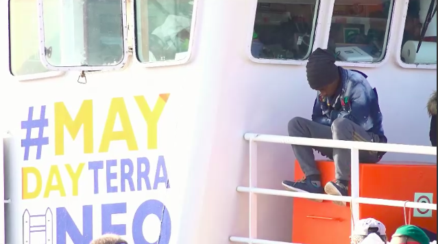 Messina, arrivano 158 migranti al porto. Sbarco in corso