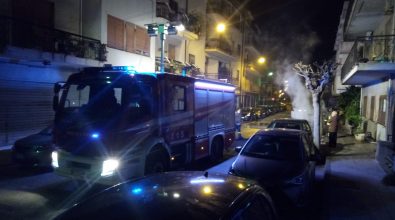 Villa San Giovanni, auto in fiamme in pieno centro cittadino