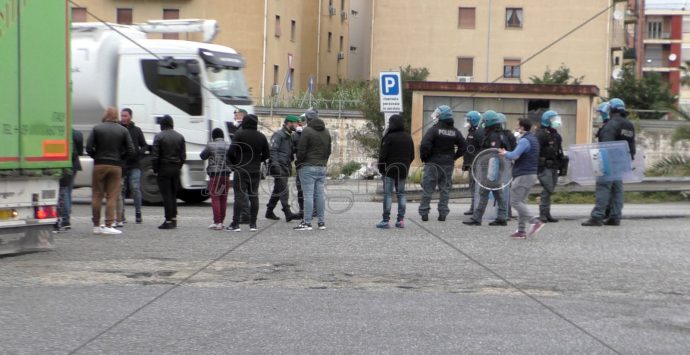 Coronavirus a Reggio Calabria, Villa San Giovanni assediata: 80 persone con 20 minori bloccati nel piazzale. Forze di polizia schierate