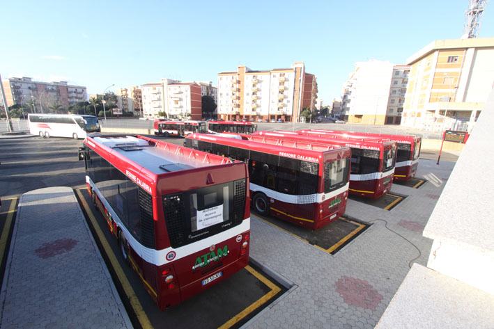Coronavirus, Reggio Bene Comune: «Attivare i bus solidali»