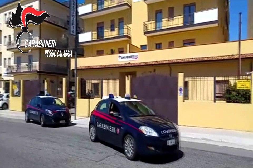 Atti sessuali in cambio di regali e favori, 20enne arrestato dai carabinieri