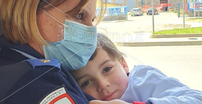 Il coronavirus li divide, la Croce rossa fa il miracolo: Noah, 4 anni, riabbraccia i genitori dopo mesi