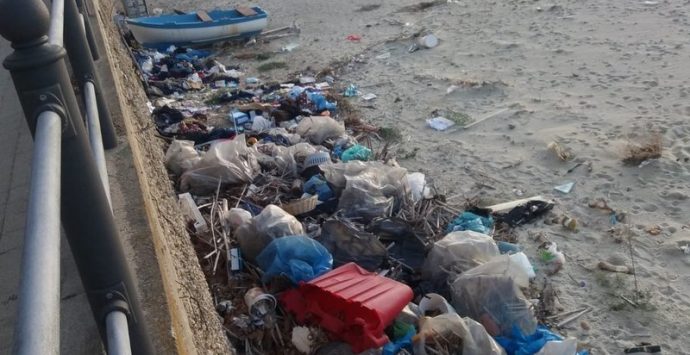Coronavirus, una petizione online per pulire le spiagge della Costa Viola