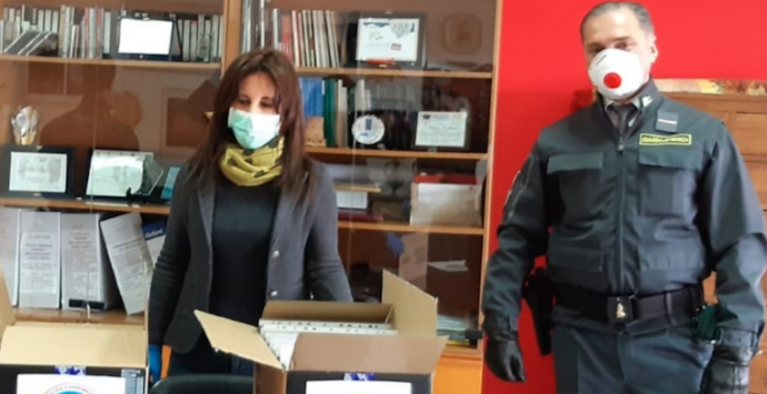 Coronavirus a Reggio Calabria, la GdF consegna i tablet all’istituto comprensivo “Catanoso-De Gasperi”