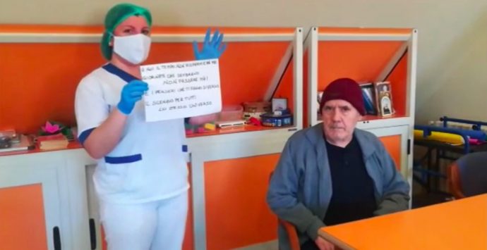 Coronavirus, il commovente messaggio degli anziani della casa di riposo di Scilla: «Andrà tutto bene»