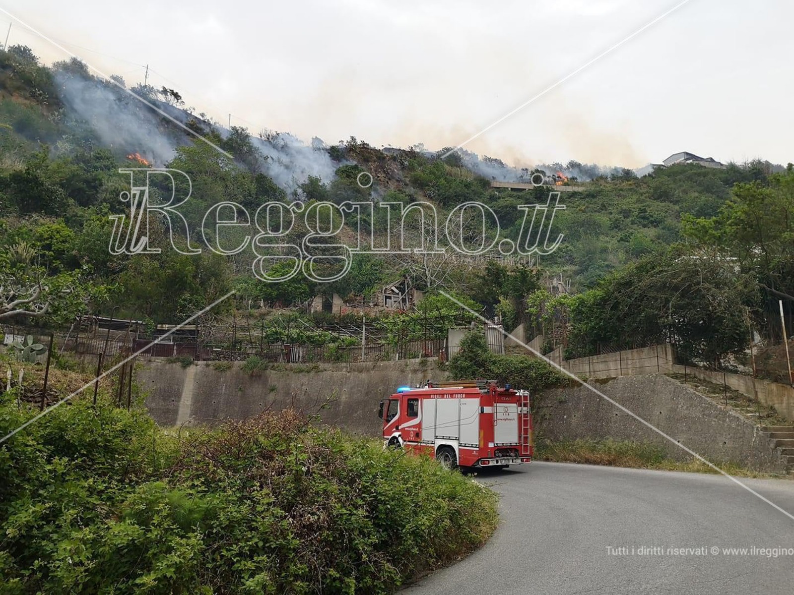 Paura a Scilla, vasto incendio minaccia le abitazioni