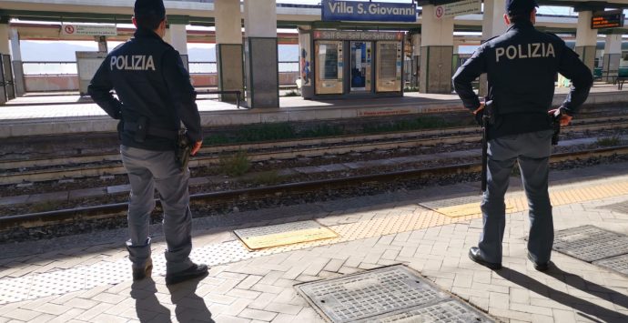 Rosarno, la polizia ferroviaria sequestra un chilo di eroina vicino alla stazione