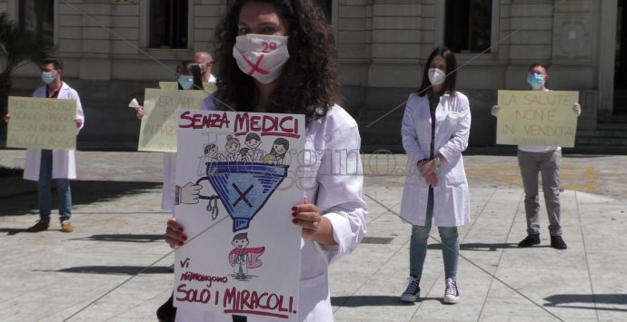 Reggio, giovani medici in protesta: «Siamo pronti e formati. Fateci lavorare»