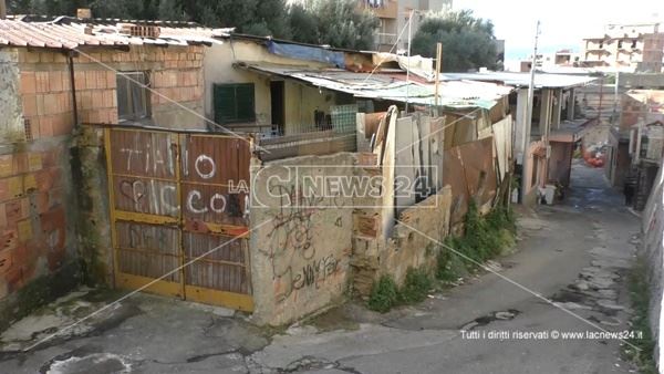 Ex Polveriera, le associazioni: «Nel ghetto 16 famiglie abbandonate»