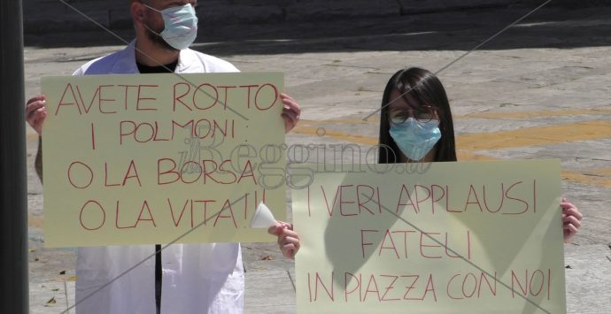 Reggio, giovani medici in protesta: «Siamo pronti e formati. Fateci lavorare»
