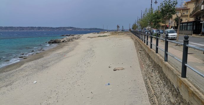 Villa San Giovanni, Richichi: «Stop a pulizia spiagge per rallentamento nel conferimento dell’indifferenziato»
