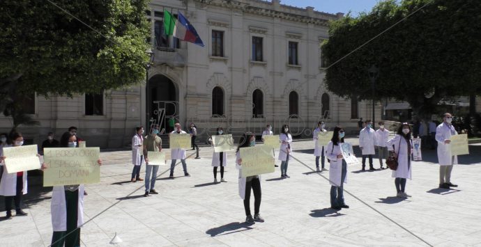 L’Ordine al fianco dei giovani medici in protesta a Piazza Italia