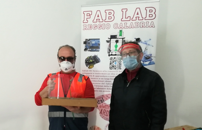 Coronavirus a Reggio Calabria, Fablab dona delle visiere di protezione a Forza Reggio e Pantere Verdi