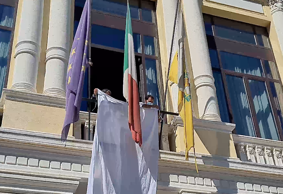 Reggio Calabria, un lenzuolo bianco steso sulla facciata di palazzo Alvaro per ricordare Falcone