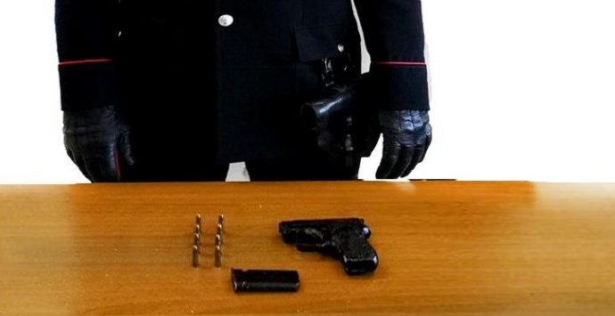 Nascondeva una pistola in un muro, 60enne arrestato dai carabinieri