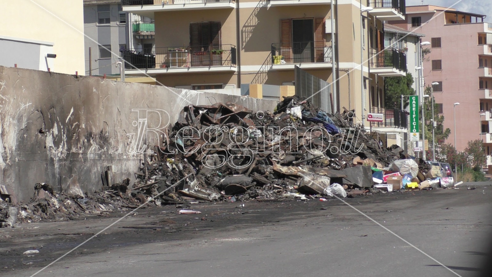 Emergenza rifiuti a Ciccarello, Libera e le imprese invocano la tutela dell’esercito