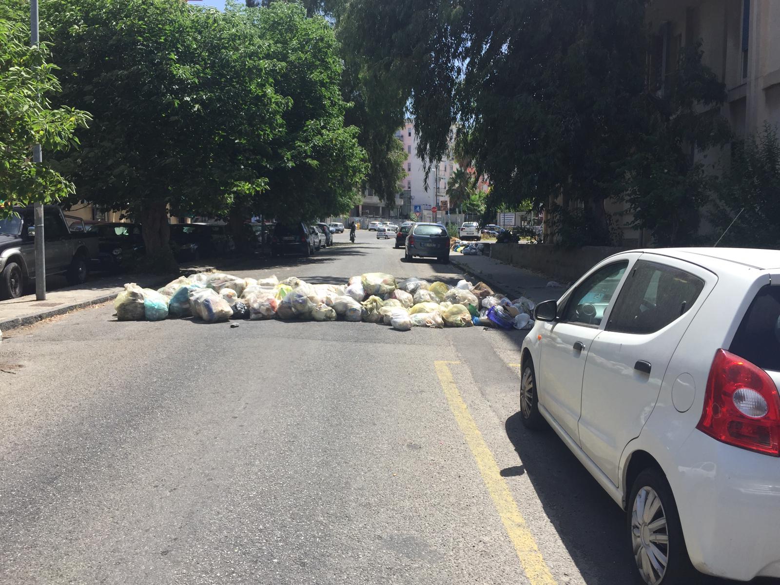 Reggio Calabria, rifiuti in strada: bloccata via San Giuseppe