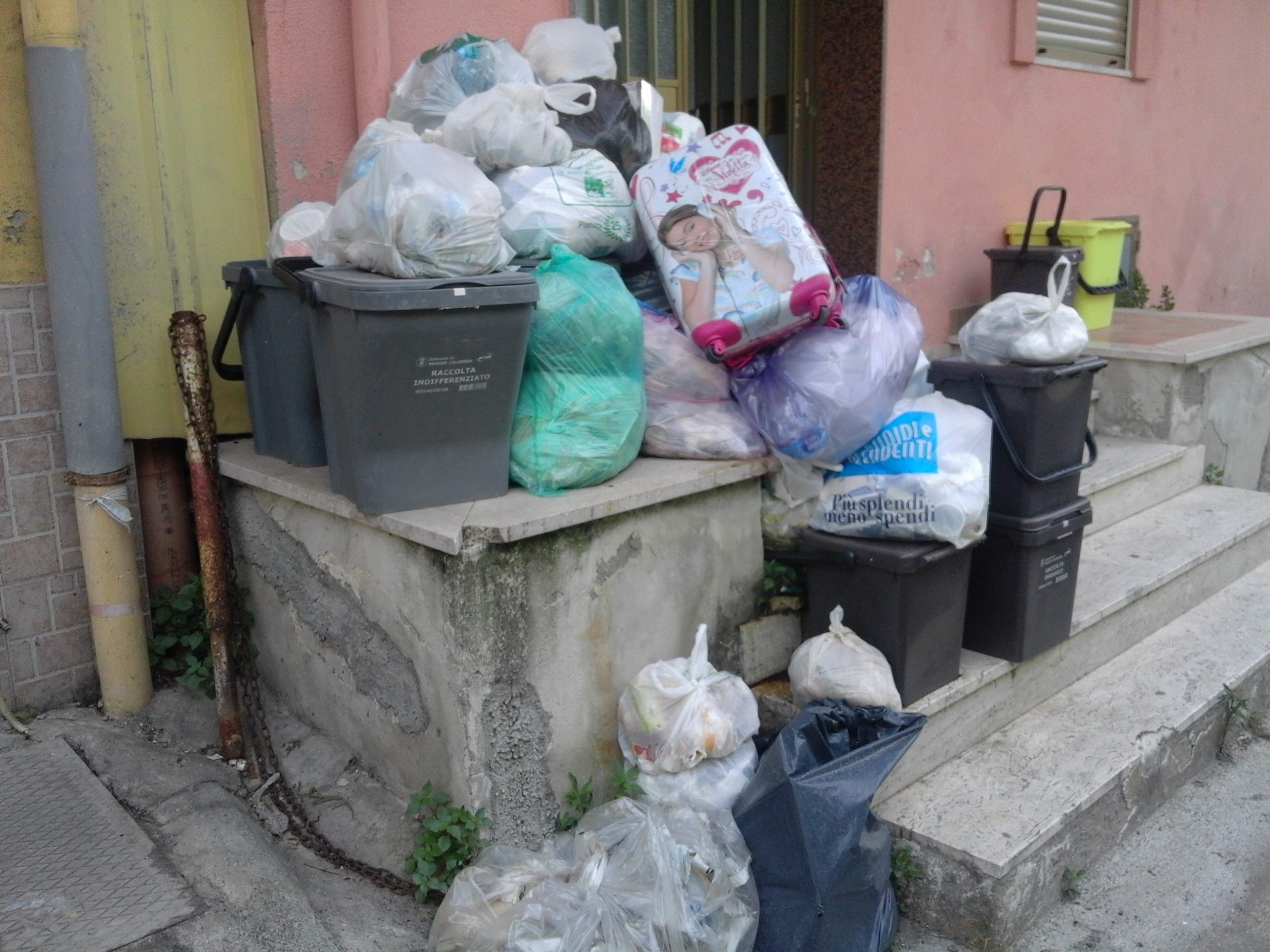 Emergenza rifiuti a Reggio Calabria, gli abitanti di Ravagnese chiedono interventi