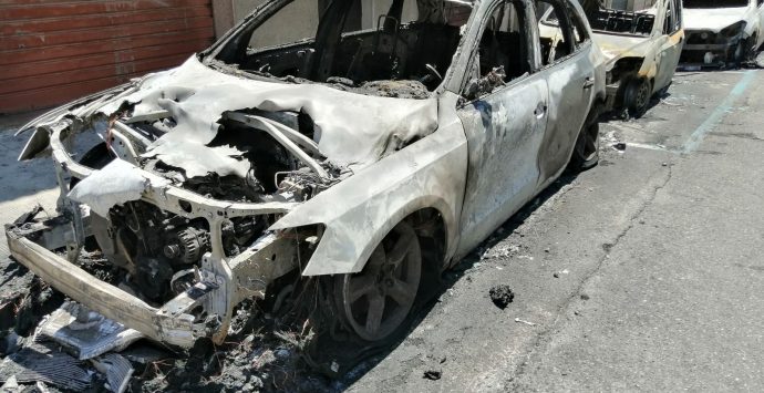 Reggio Calabria, 5 auto e una moto in fiamme in via Filippini