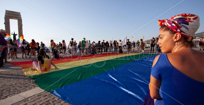 Arcigay “I due mari”, l’Arena dello Stretto si accende con le bandiere arcobaleno