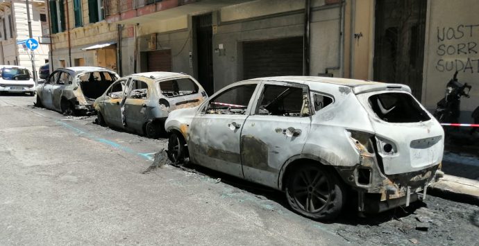 Reggio Calabria, 5 auto e una moto in fiamme in via Filippini