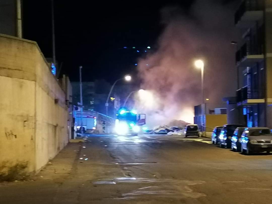 Emergenza rifiuti, notte di fuoco a Reggio Calabria: roghi in diverse zone della città