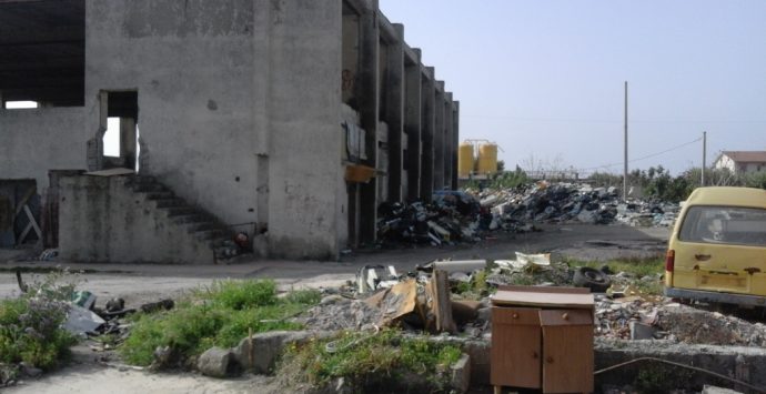 Melito Porto Salvo, otto famiglie nelle baracche vicino alla discarica