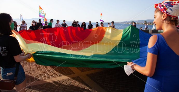 Arcigay “I due mari”, l’Arena dello Stretto si accende con le bandiere arcobaleno