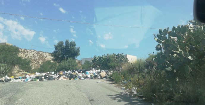 Rifiuti, a Pietrastorta è emergenza: strada bloccata dall’immondizia e cittadini esasperati