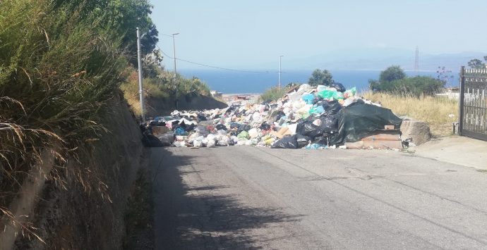 Rifiuti, a Pietrastorta è emergenza: strada bloccata dall’immondizia e cittadini esasperati