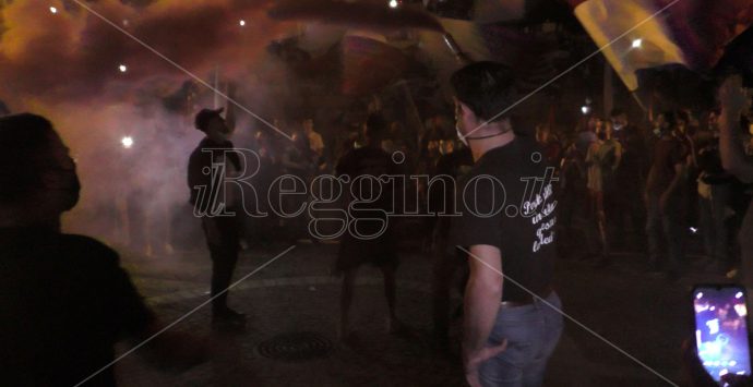 La festa amaranto accende il cielo di Reggio: in migliaia sul lungomare