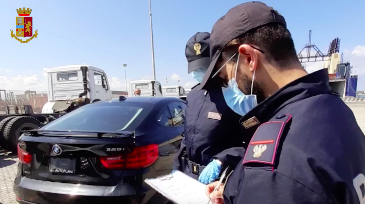 Porto di Gioia Tauro, la Polizia sventa traffico internazionale di auto di lusso rubate