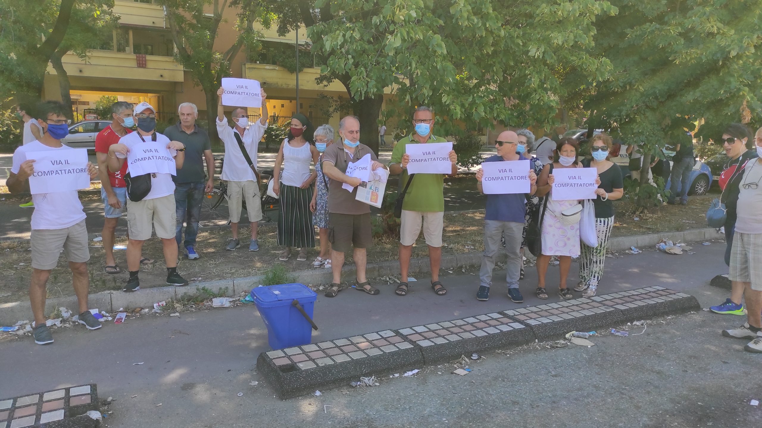 Sbarre, cittadini in protesta: «No ai compattatori su Viale Calabria»