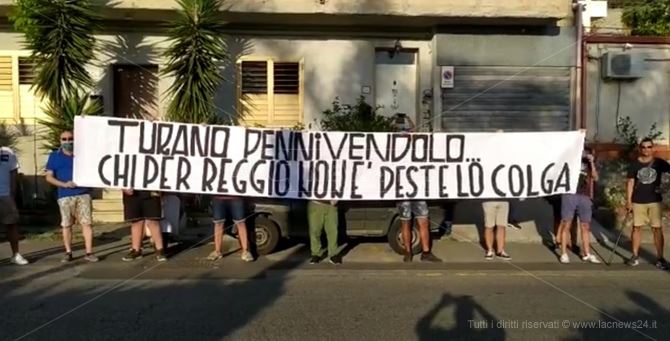 Striscioni e slogan fascisti contro il nuovo libro di Turano sui Moti di Reggio