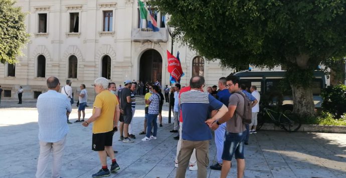 Reggio Calabria, nuova protesta dei dipendenti Avr in piazza Italia