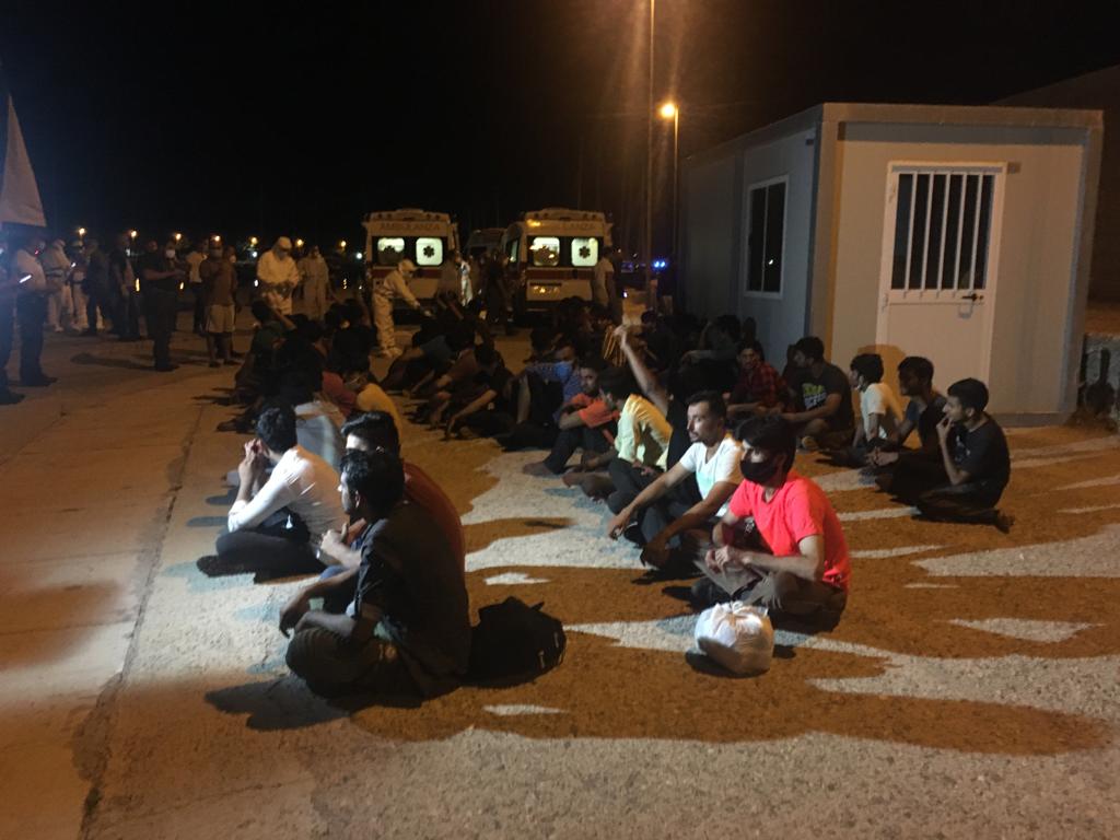 Roccella Jonica, sbarcano 70 immigrati a bordo di un veliero