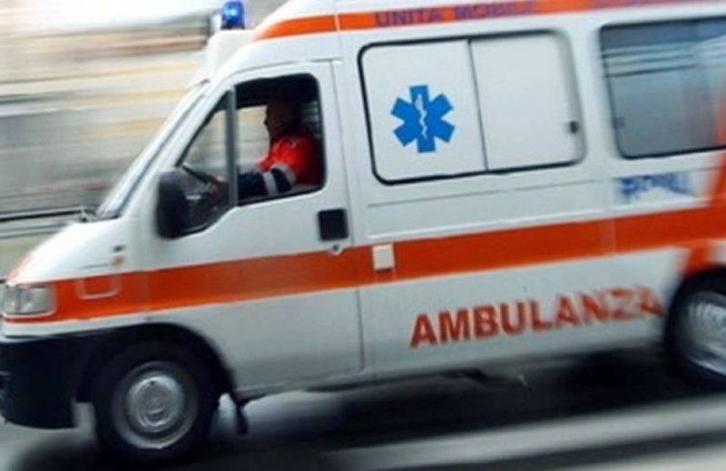 Reggio, scontro violento fra ciclomotori: due feriti ricoverati al Gom