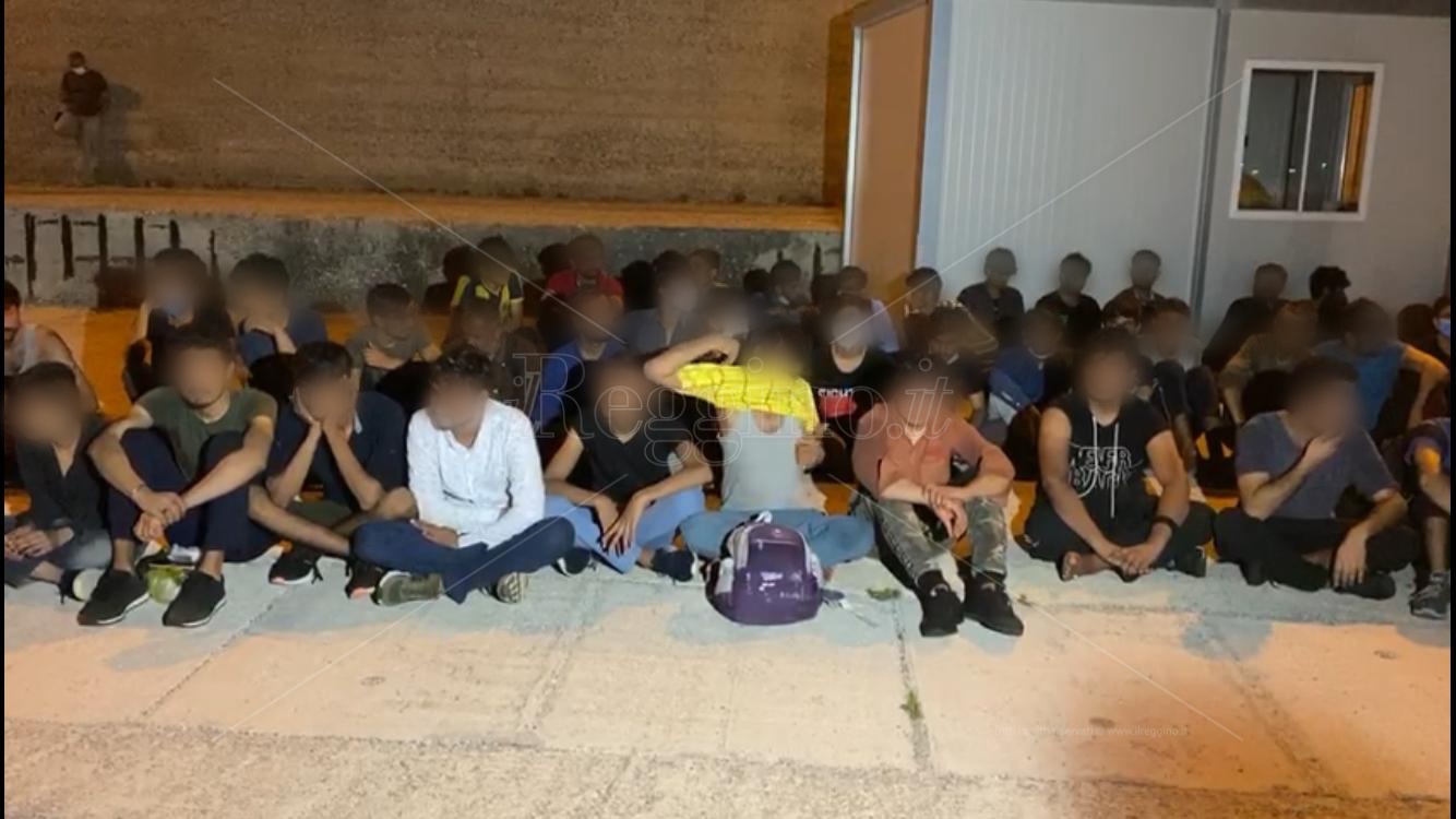 Roccella Jonica, sbarco dei migranti: 25 poliziotti in quarantena