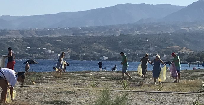 Reggio Calabria, giornata di sensibilizzazione all’ambiente: pulite le spiagge di Punta Pellaro e Bocale