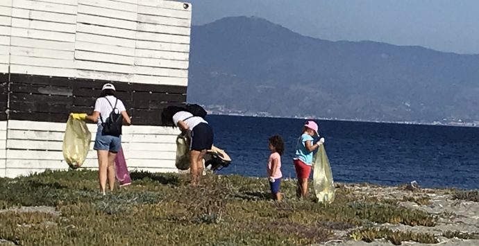 Reggio Calabria, giornata di sensibilizzazione all’ambiente: pulite le spiagge di Punta Pellaro e Bocale