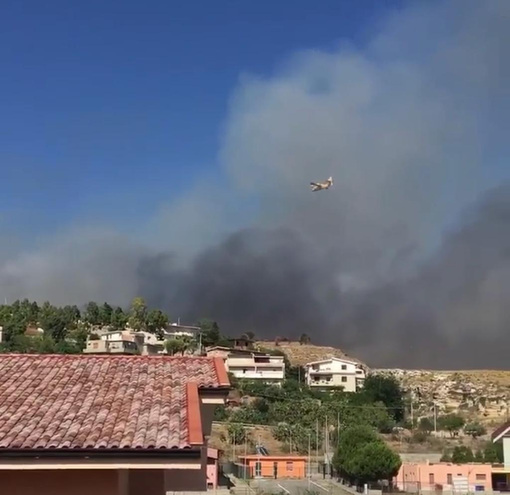 Vasto incendio nel Reggino, le fiamme lambiscono l’abitato: evacuate alcune case
