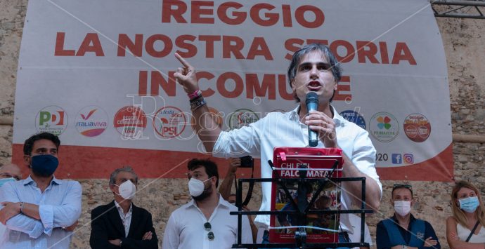 Elezioni comunali a Reggio Calabria, Falcomatà: «Striscioni dell’estrema destra? Sorrido»