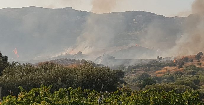 Incendio a Motta San Giovanni, l’amministrazione chiede verifiche e lo stato di calamità