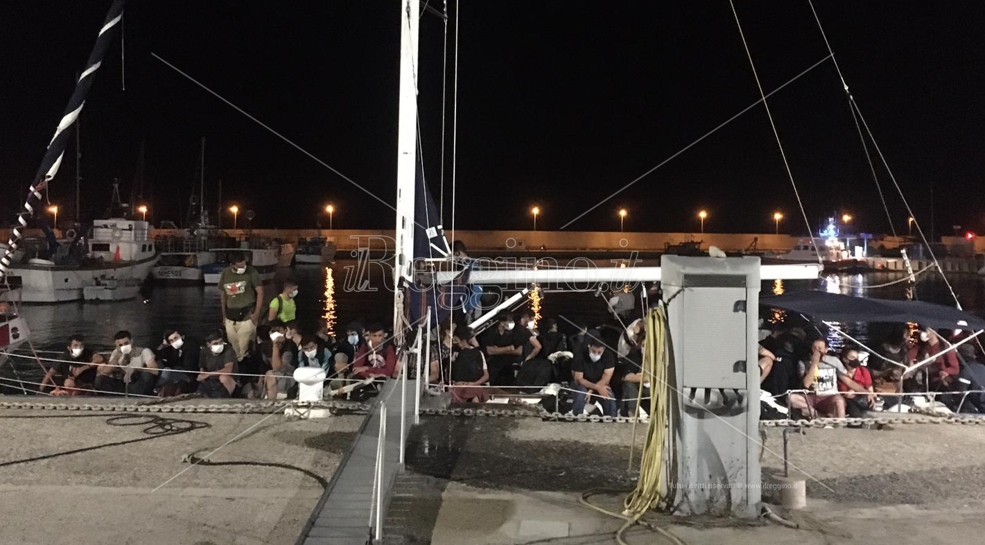 Nuovo sbarco a Roccella Jonica, 60 migranti arrivano a bordo di un veliero